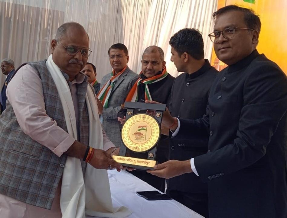 कलक्ट्रेट परिसर में आयोजित कार्यक्रम में छात्राएं नृत्य प्रस्तुत हुए। सूचना विभाग