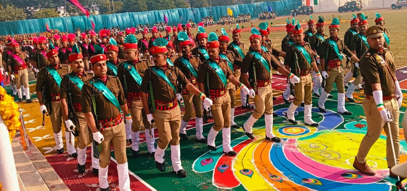 कलक्ट्रेट परिसर में आयोजित कार्यक्रम में छात्राएं नृत्य प्रस्तुत हुए। सूचना विभाग