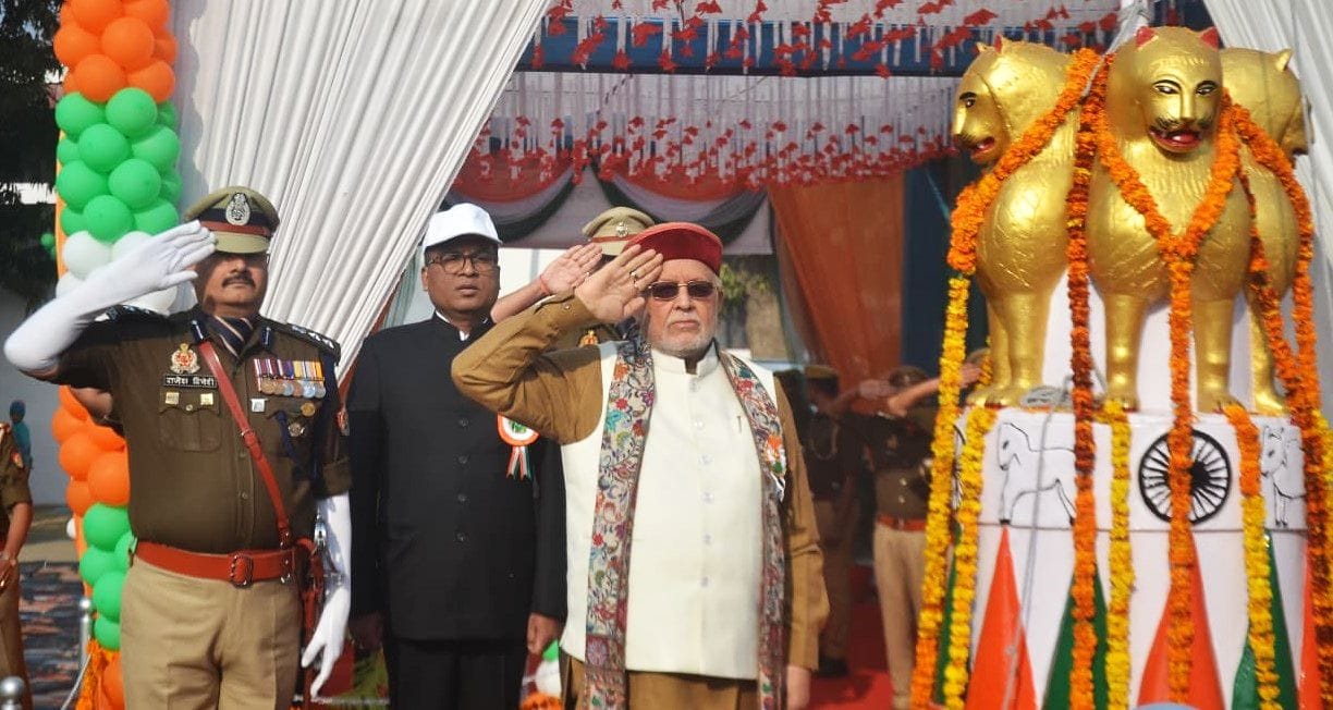 कलक्ट्रेट परिसर में आयोजित कार्यक्रम में छात्राएं नृत्य प्रस्तुत हुए। सूचना विभाग