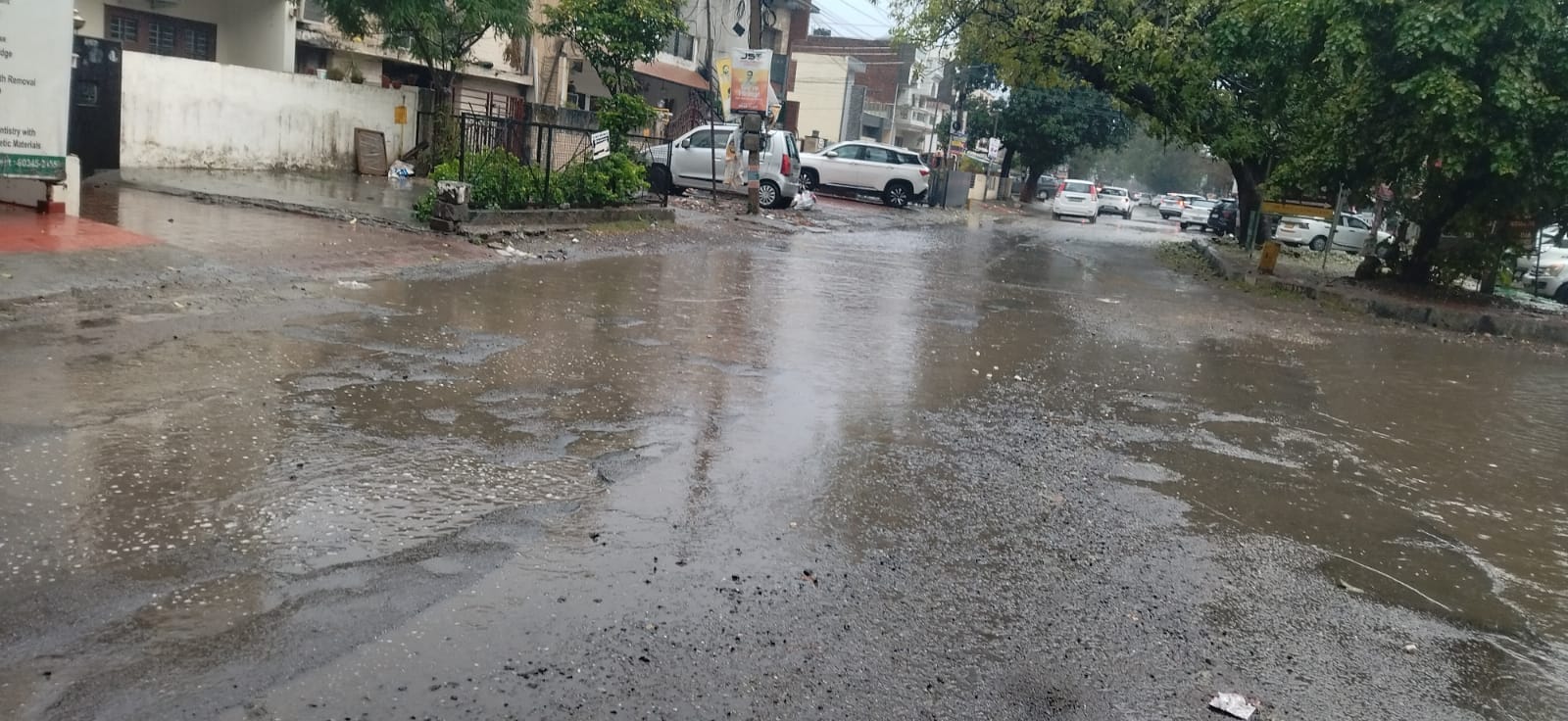 कुरुक्षेत्र। बारिश के बीच लाल सड़क से गुजरते हुए वाहन चालक। संवाद