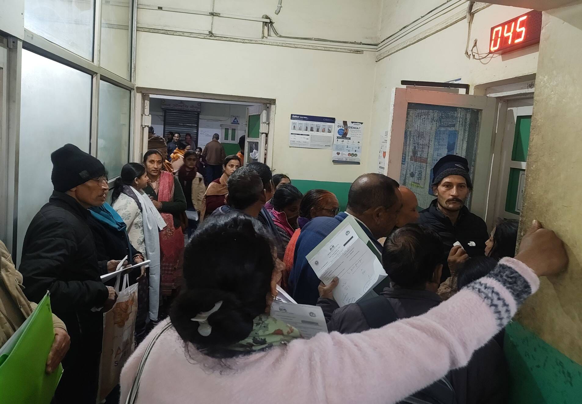 क्षेत्रीय अस्पताल सोलन में पर्ची और टेस्ट बिल जमा करवाने वाले काउंटर पर लगी भीड। संवाद