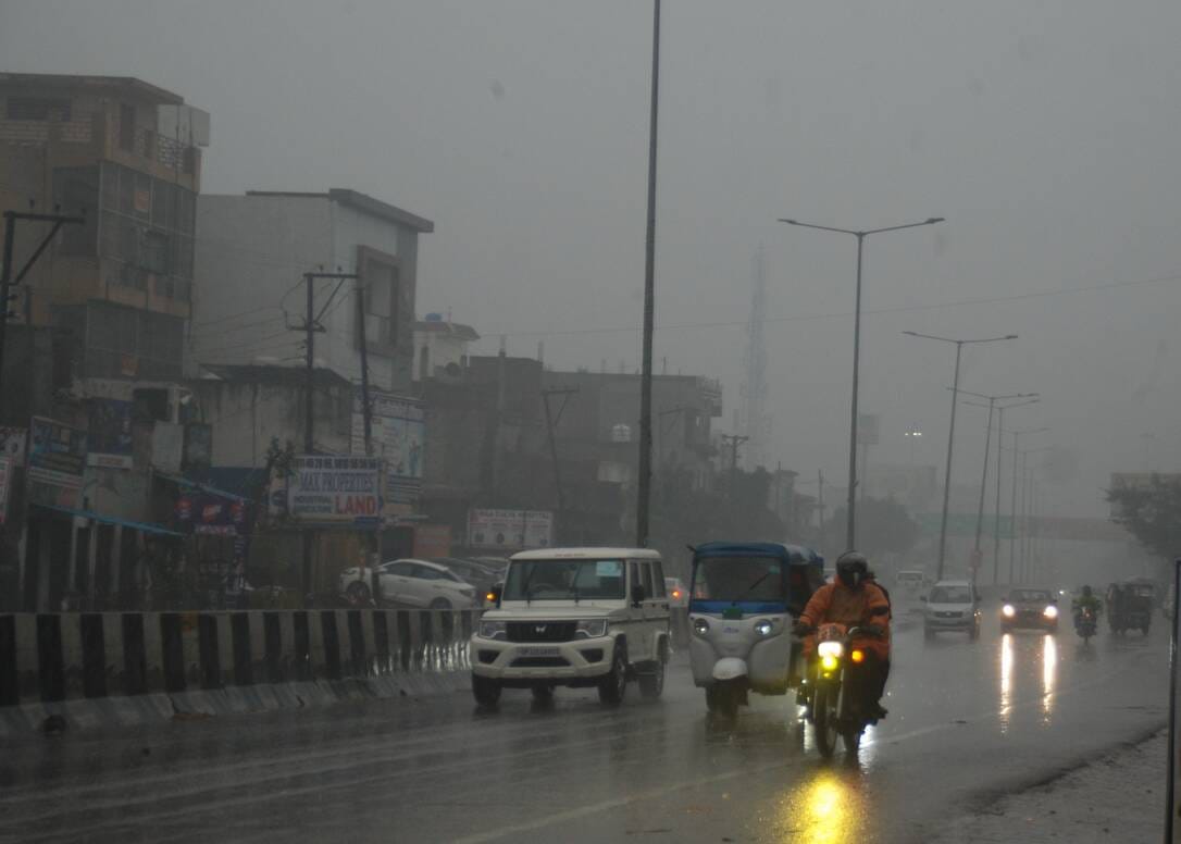 खेकड़ा में दिल्ली-सहारनपुर नेशनल हाईवे पर होती ओलावृष्टि। स्रोत:विडियोग्रैब खेकड़ा में दिल्ली-सहारनपुर नेशनल हाईवे पर होती ओलावृष्टि। स्रोत:विडियोग्रैब