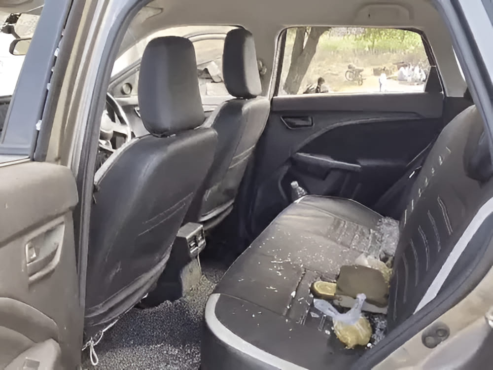 लाठी-डंडों से सरपंच प्रतिनिधि पर हमला करते बदमाश। स्रोत : वीडियो ग्रैब लाठी-डंडों से सरपंच प्रतिनिधि पर हमला करते बदमाश। स्रोत : वीडियो ग्रैब