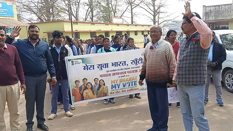 मतदाता जागरूकता के लिए गुलाब का फूल देकर सम्मानित किया गया