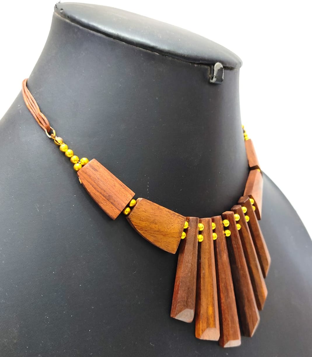 नगीना हैंडीक्राफ्ट कारोबारियों के यहां बनने वाली वुडन ज्वैलरी। संवाद