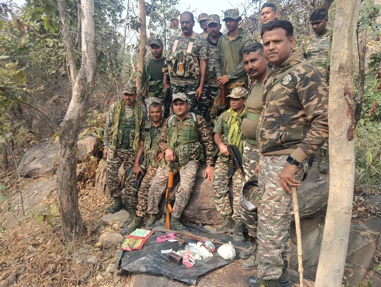 नक्सलियों के ठिकानों से बरामद हथियार और गोला-बारूद के साथ सीआरपीएफ के जवान