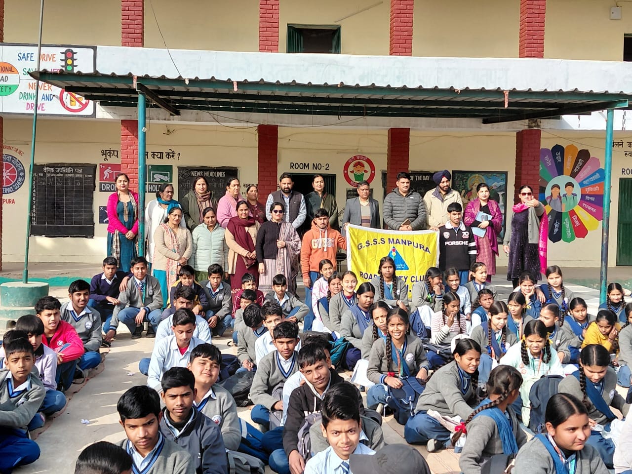 नालागढ़ में गणतंत्र दिवस के कार्यक्रम में भाग लेते हुए मुख्यअतिथि व स्थानीय नागिरक- स्रोत- विभाग नालागढ़ में गणतंत्र दिवस के कार्यक्रम में भाग लेते हुए मुख्यअतिथि व स्थानीय नागिरक- स्रोत- विभाग