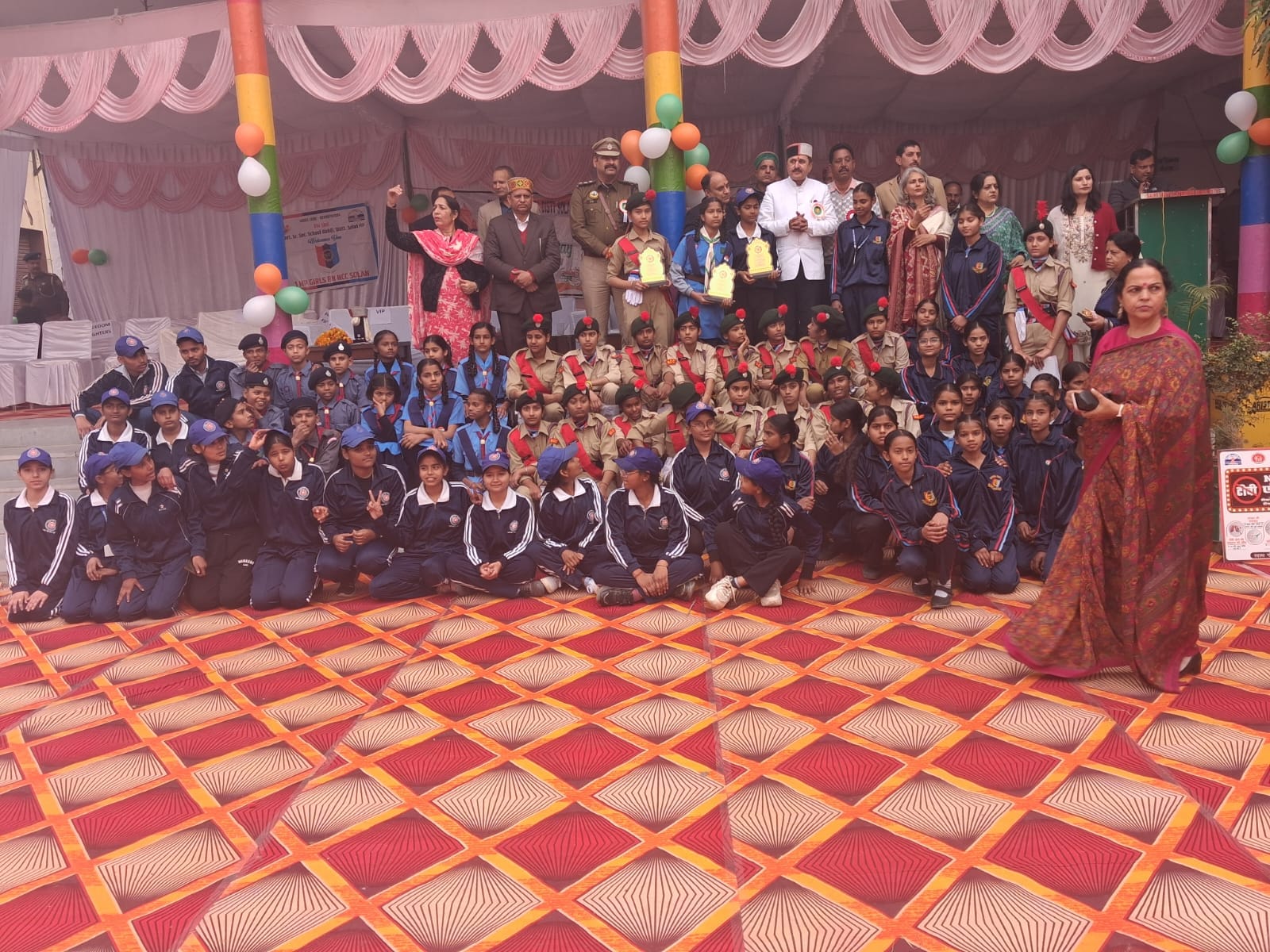 नालागढ़ में गणतंत्र दिवस के कार्यक्रम में भाग लेते हुए मुख्यअतिथि व स्थानीय नागिरक- स्रोत- विभाग नालागढ़ में गणतंत्र दिवस के कार्यक्रम में भाग लेते हुए मुख्यअतिथि व स्थानीय नागिरक- स्रोत- विभाग