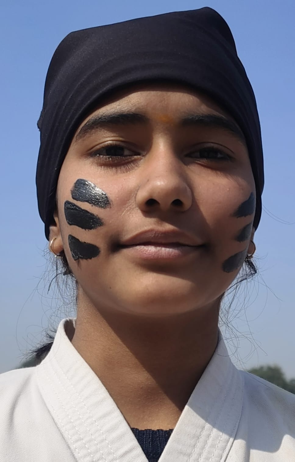 पुलिस लाइन में कार्यक्रम के दौरान अभ्यास करती छात्राएं। संवाद