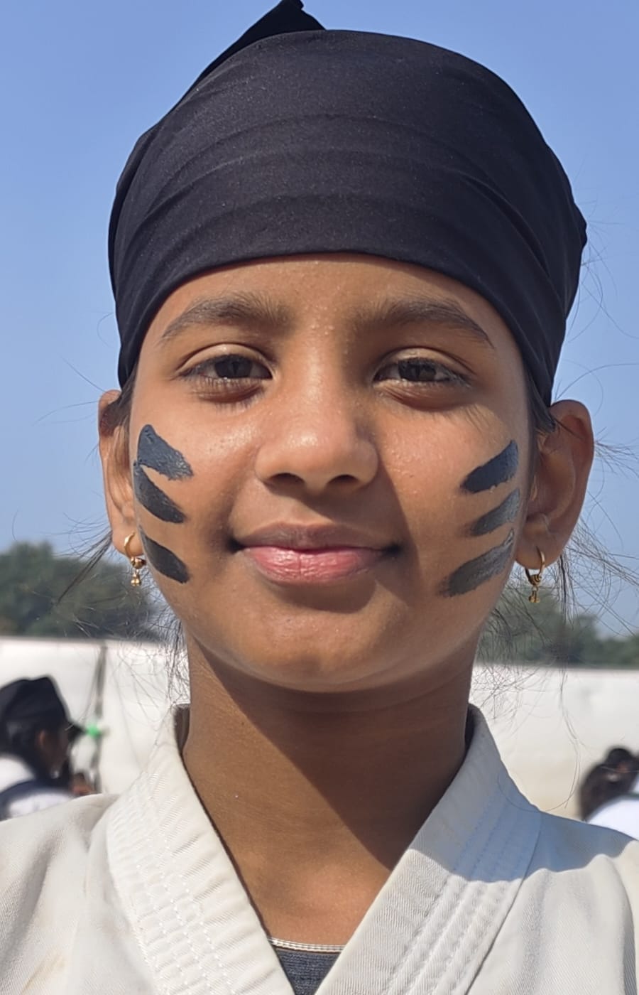 पुलिस लाइन में कार्यक्रम के दौरान अभ्यास करती छात्राएं। संवाद