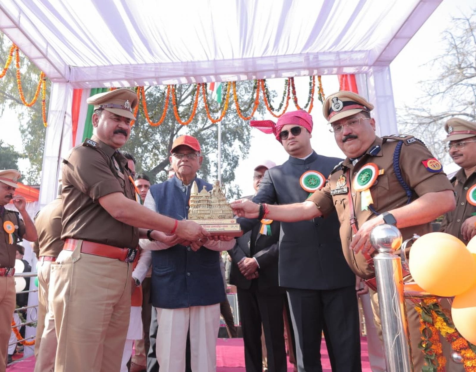 परेड का संचालन करते सीओ उझानी डॉ. देवंद्र कुमार। संवाद परेड का संचालन करते सीओ उझानी डॉ. देवंद्र कुमार। संवाद