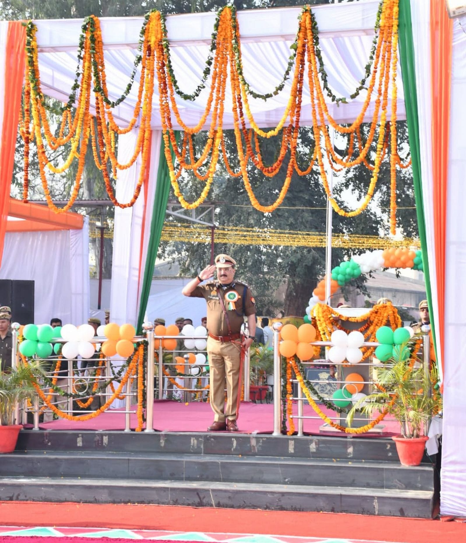 परेड का संचालन करते सीओ उझानी डॉ. देवंद्र कुमार। संवाद परेड का संचालन करते सीओ उझानी डॉ. देवंद्र कुमार। संवाद