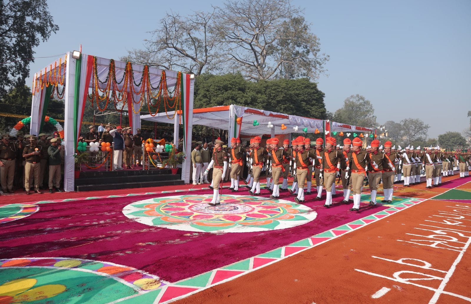 परेड का संचालन करते सीओ उझानी डॉ. देवंद्र कुमार। संवाद परेड का संचालन करते सीओ उझानी डॉ. देवंद्र कुमार। संवाद
