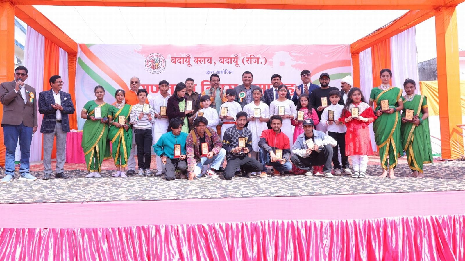 परेड का संचालन करते सीओ उझानी डॉ. देवंद्र कुमार। संवाद परेड का संचालन करते सीओ उझानी डॉ. देवंद्र कुमार। संवाद
