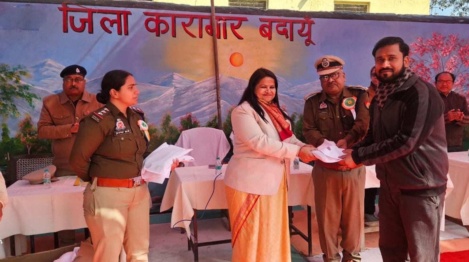 परेड का संचालन करते सीओ उझानी डॉ. देवंद्र कुमार। संवाद परेड का संचालन करते सीओ उझानी डॉ. देवंद्र कुमार। संवाद