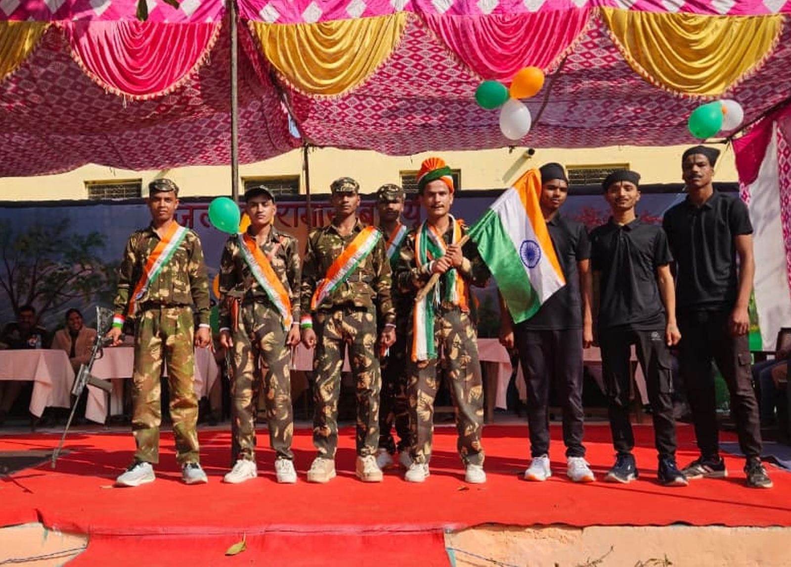परेड का संचालन करते सीओ उझानी डॉ. देवंद्र कुमार। संवाद परेड का संचालन करते सीओ उझानी डॉ. देवंद्र कुमार। संवाद