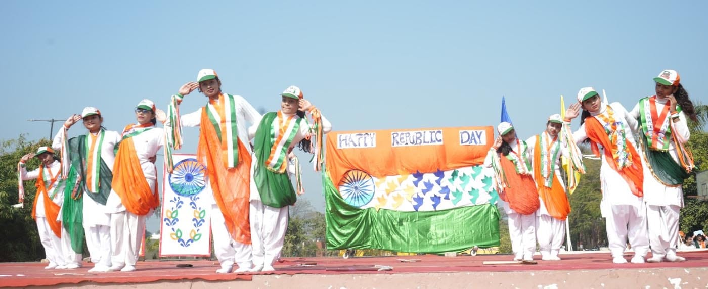 परेड का संचालन करते सीओ उझानी डॉ. देवंद्र कुमार। संवाद परेड का संचालन करते सीओ उझानी डॉ. देवंद्र कुमार। संवाद