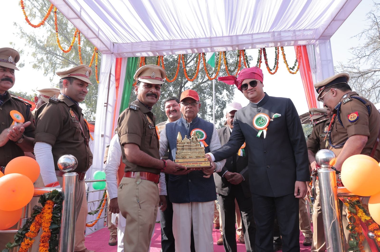 परेड का संचालन करते सीओ उझानी डॉ. देवंद्र कुमार। संवाद परेड का संचालन करते सीओ उझानी डॉ. देवंद्र कुमार। संवाद