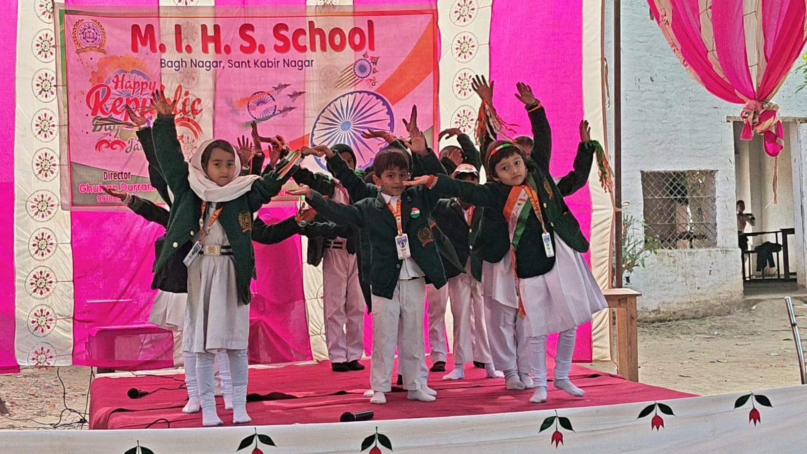 पूर्व सैनिक सिद्धनाथ शुक्ल को सम्मानित करते भाजपा नेता हेमंत चतुर्वेदी पूर्व सैनिक सिद्धनाथ शुक्ल को सम्मानित करते भाजपा नेता हेमंत चतुर्वेदी