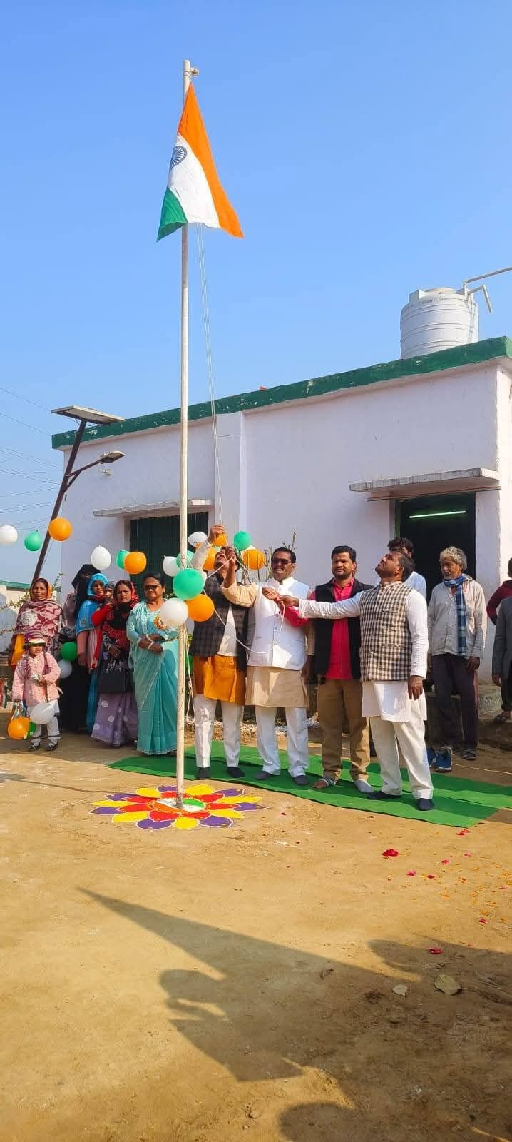पूर्व सैनिक सिद्धनाथ शुक्ल को सम्मानित करते भाजपा नेता हेमंत चतुर्वेदी पूर्व सैनिक सिद्धनाथ शुक्ल को सम्मानित करते भाजपा नेता हेमंत चतुर्वेदी