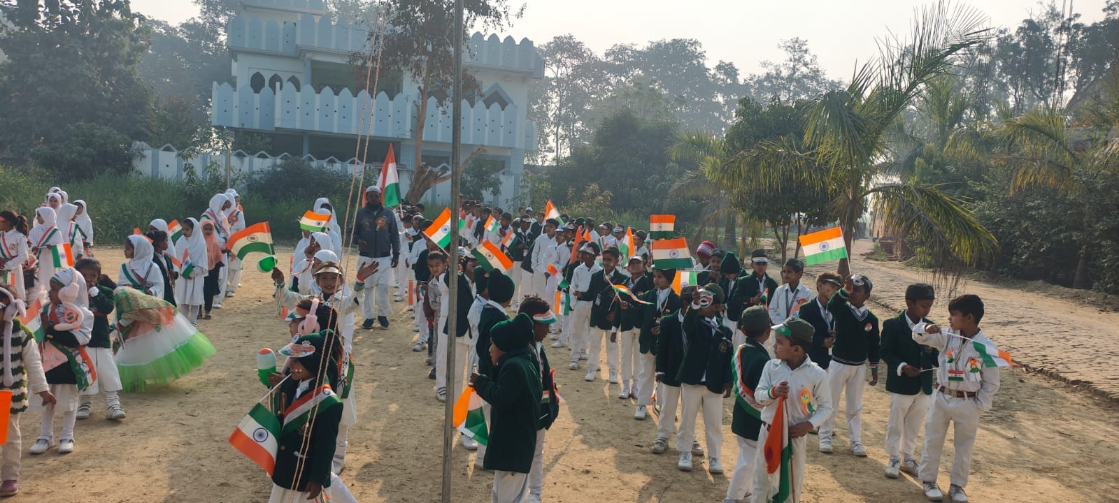 पूर्व सैनिक सिद्धनाथ शुक्ल को सम्मानित करते भाजपा नेता हेमंत चतुर्वेदी पूर्व सैनिक सिद्धनाथ शुक्ल को सम्मानित करते भाजपा नेता हेमंत चतुर्वेदी