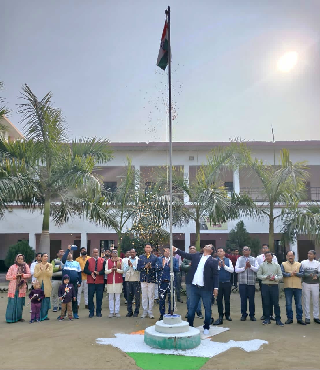 पूर्व सैनिक सिद्धनाथ शुक्ल को सम्मानित करते भाजपा नेता हेमंत चतुर्वेदी पूर्व सैनिक सिद्धनाथ शुक्ल को सम्मानित करते भाजपा नेता हेमंत चतुर्वेदी