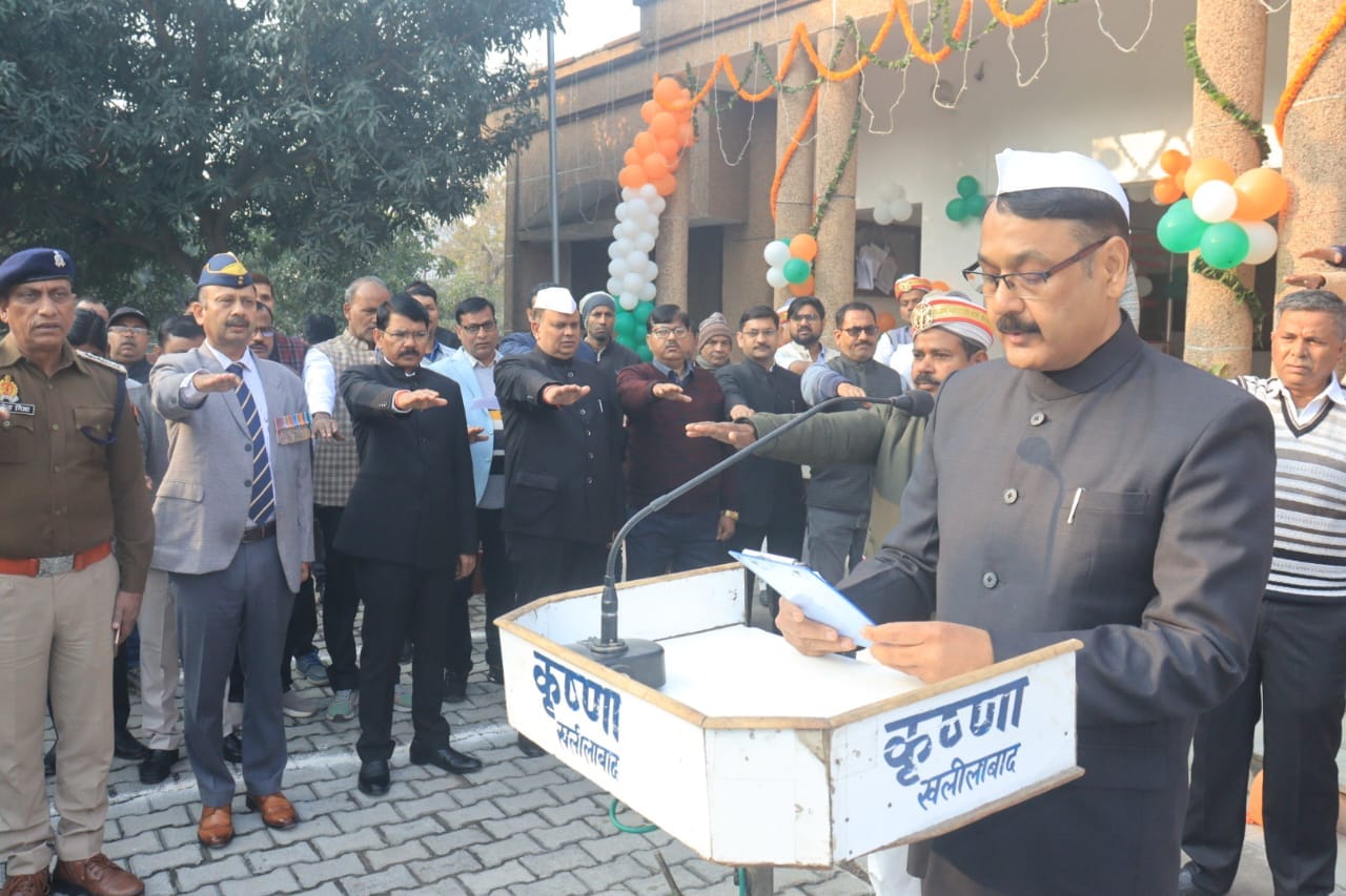 पूर्व सैनिक सिद्धनाथ शुक्ल को सम्मानित करते भाजपा नेता हेमंत चतुर्वेदी पूर्व सैनिक सिद्धनाथ शुक्ल को सम्मानित करते भाजपा नेता हेमंत चतुर्वेदी