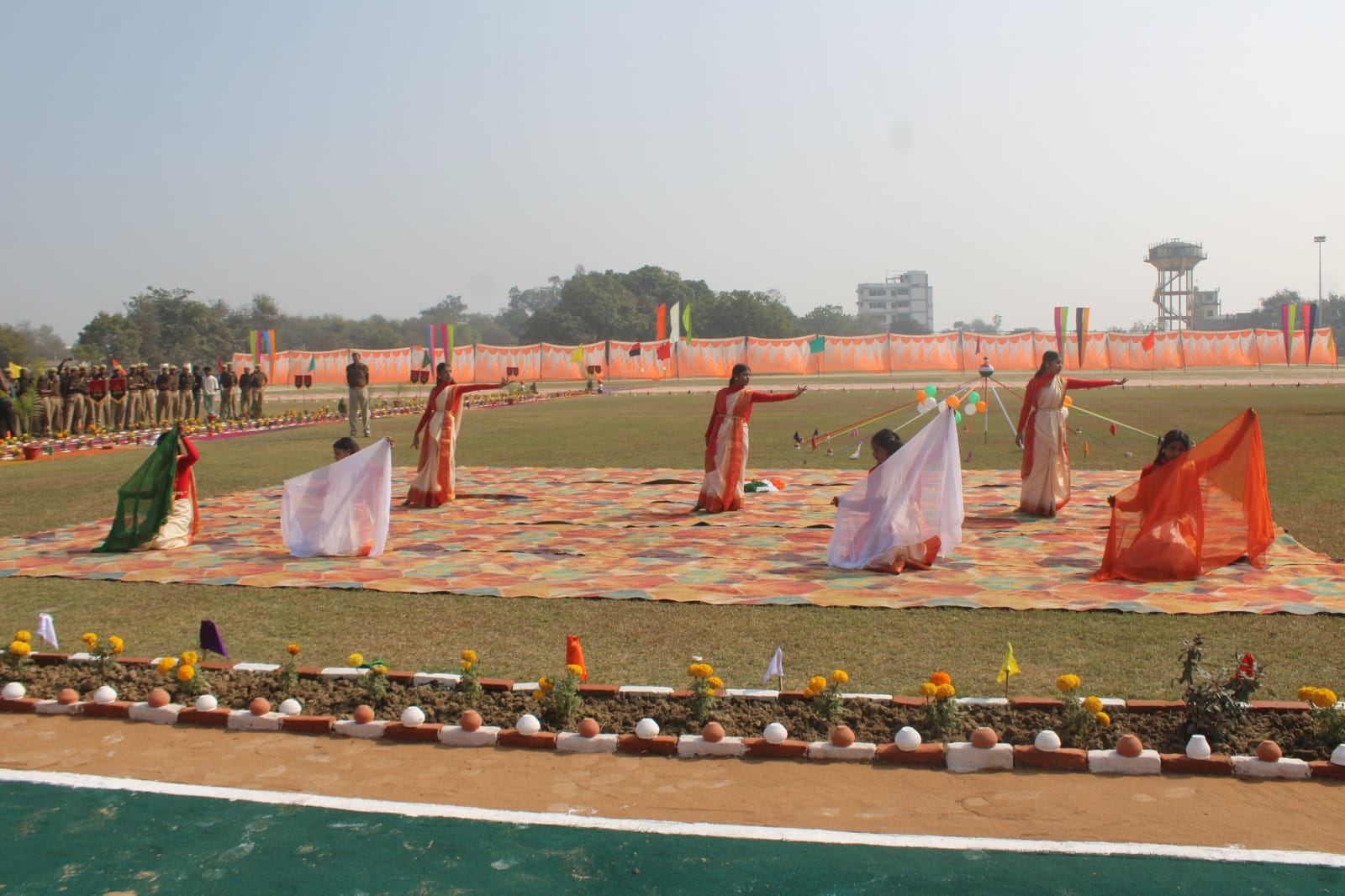 पूर्व सैनिक सिद्धनाथ शुक्ल को सम्मानित करते भाजपा नेता हेमंत चतुर्वेदी पूर्व सैनिक सिद्धनाथ शुक्ल को सम्मानित करते भाजपा नेता हेमंत चतुर्वेदी