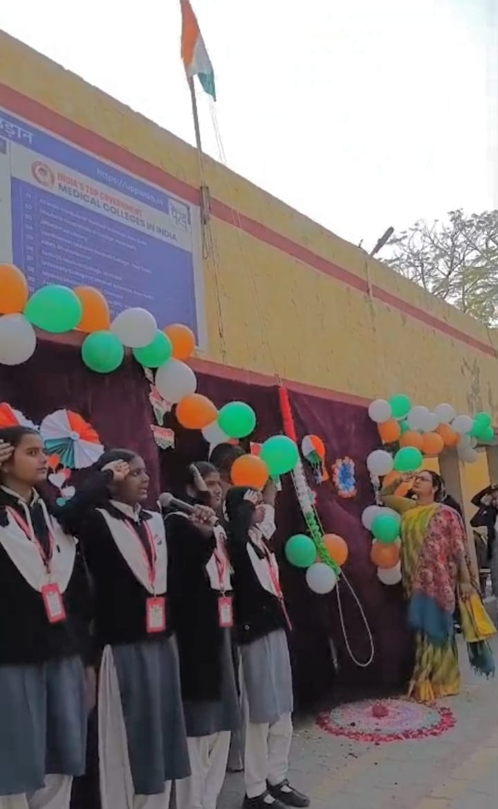 पूर्व सैनिक सिद्धनाथ शुक्ल को सम्मानित करते भाजपा नेता हेमंत चतुर्वेदी पूर्व सैनिक सिद्धनाथ शुक्ल को सम्मानित करते भाजपा नेता हेमंत चतुर्वेदी