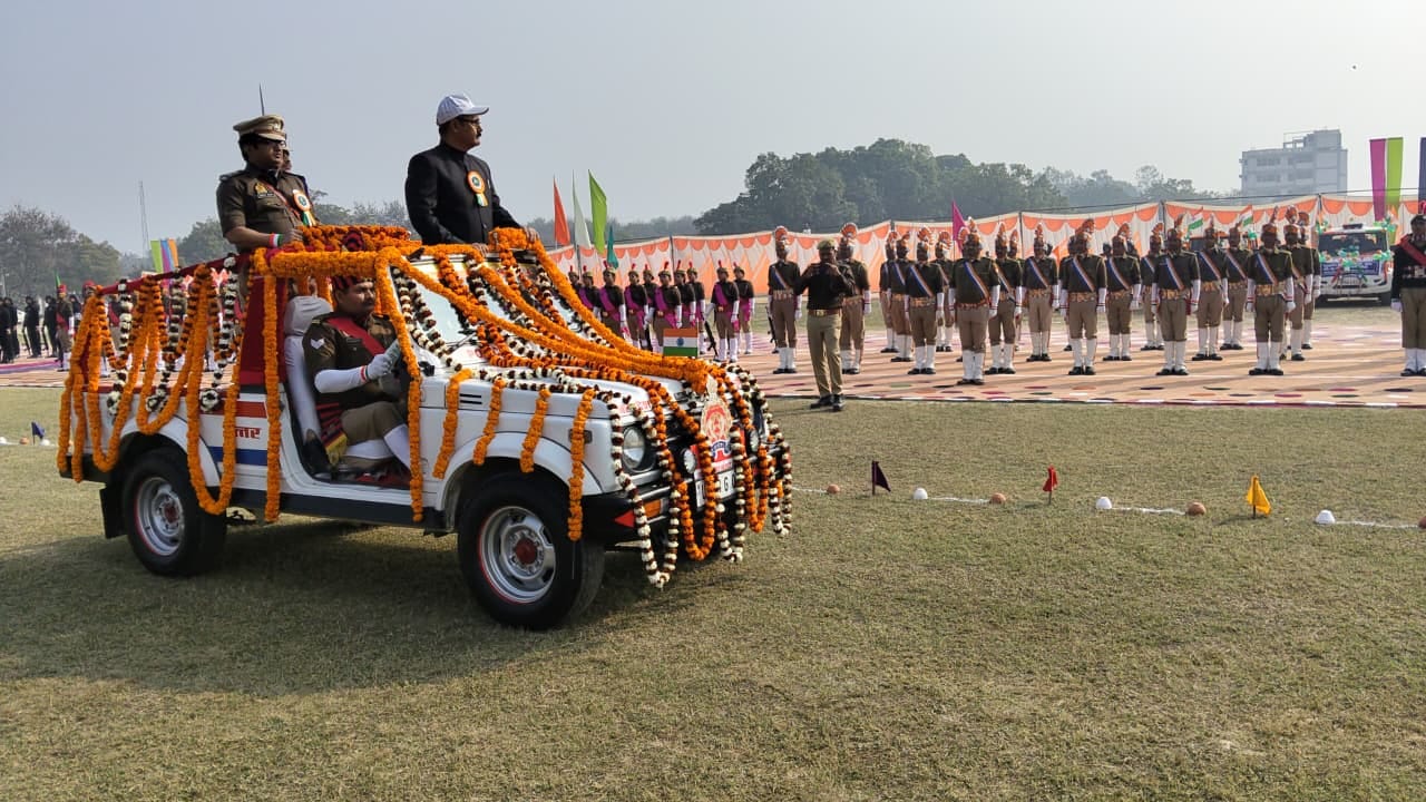 पूर्व सैनिक सिद्धनाथ शुक्ल को सम्मानित करते भाजपा नेता हेमंत चतुर्वेदी पूर्व सैनिक सिद्धनाथ शुक्ल को सम्मानित करते भाजपा नेता हेमंत चतुर्वेदी