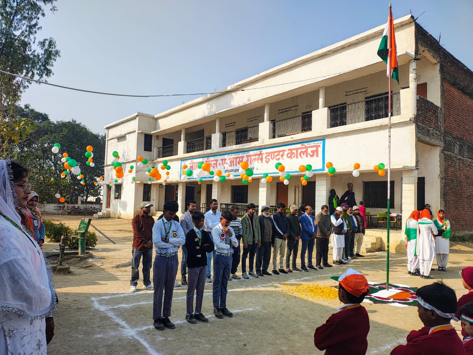 पूर्व सैनिक सिद्धनाथ शुक्ल को सम्मानित करते भाजपा नेता हेमंत चतुर्वेदी पूर्व सैनिक सिद्धनाथ शुक्ल को सम्मानित करते भाजपा नेता हेमंत चतुर्वेदी