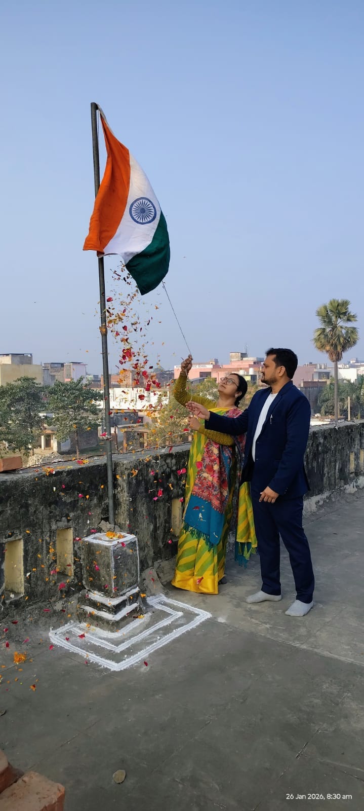 पूर्व सैनिक सिद्धनाथ शुक्ल को सम्मानित करते भाजपा नेता हेमंत चतुर्वेदी पूर्व सैनिक सिद्धनाथ शुक्ल को सम्मानित करते भाजपा नेता हेमंत चतुर्वेदी