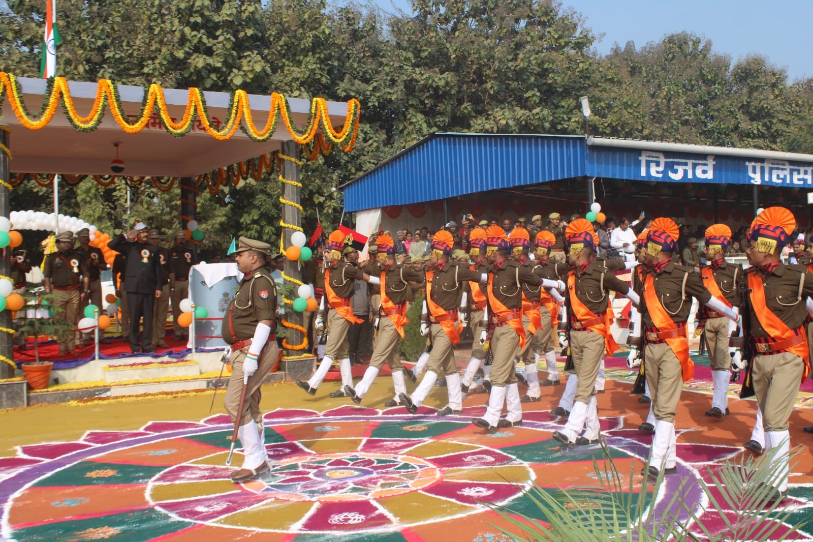 पूर्व सैनिक सिद्धनाथ शुक्ल को सम्मानित करते भाजपा नेता हेमंत चतुर्वेदी पूर्व सैनिक सिद्धनाथ शुक्ल को सम्मानित करते भाजपा नेता हेमंत चतुर्वेदी