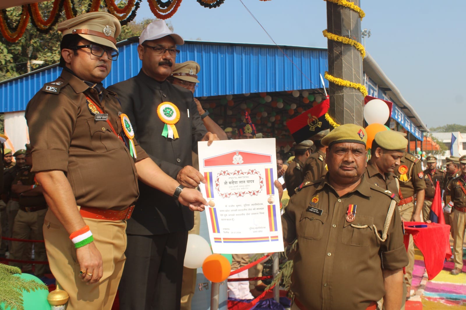 पूर्व सैनिक सिद्धनाथ शुक्ल को सम्मानित करते भाजपा नेता हेमंत चतुर्वेदी पूर्व सैनिक सिद्धनाथ शुक्ल को सम्मानित करते भाजपा नेता हेमंत चतुर्वेदी