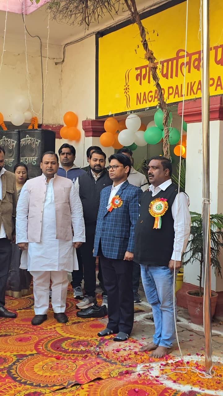 पूर्व सैनिक सिद्धनाथ शुक्ल को सम्मानित करते भाजपा नेता हेमंत चतुर्वेदी पूर्व सैनिक सिद्धनाथ शुक्ल को सम्मानित करते भाजपा नेता हेमंत चतुर्वेदी