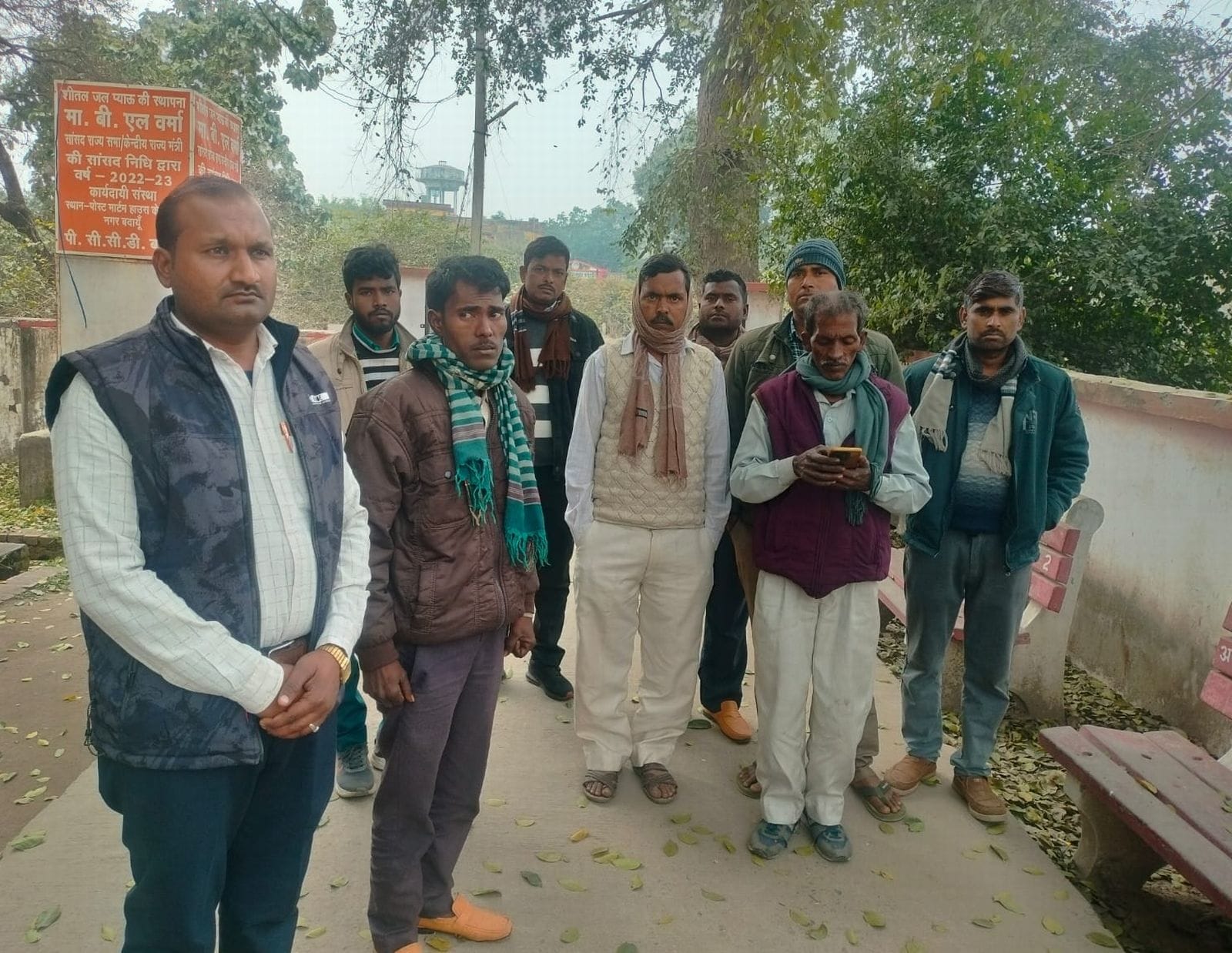 रोते  बिलखते सलौनी के परिजन। संवाद