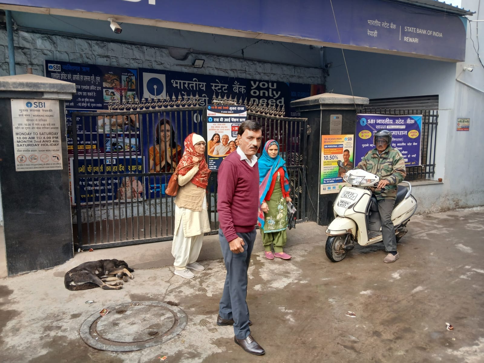 सर्कुलर रोड के बाहर मांगों को लेकर प्रदर्शन करते कर्मचारी। संवाद