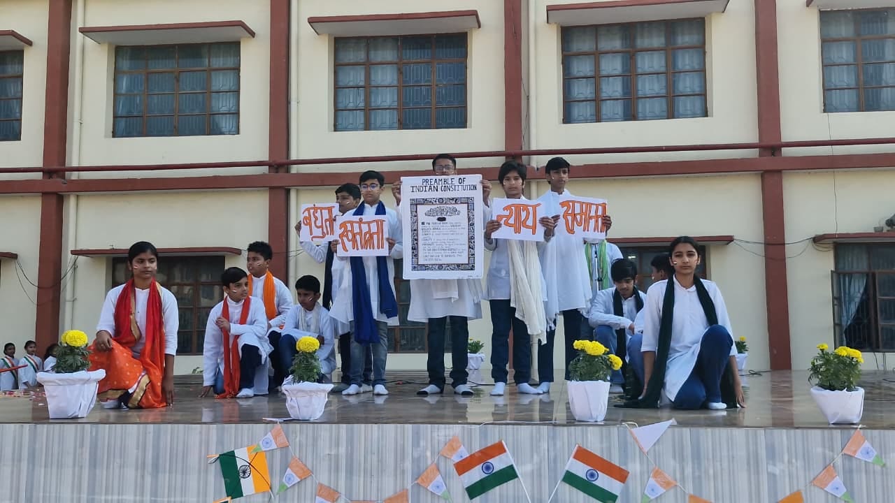 सेठ एमआर जयपुरिया स्कूल में गणतंत्र दिवस पर उपस्थित छात्र-छात्राएं। स्रोत: स्कूल