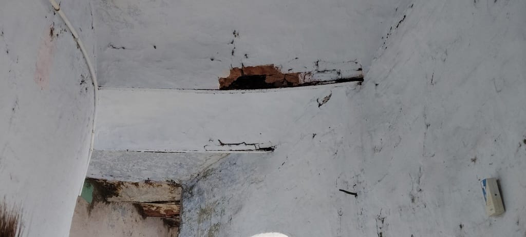 स्थानांतरण के बावजूद जर्जर भवन में संचालित हो रहा पिनाहट थाना स्थानांतरण के बावजूद जर्जर भवन में संचालित हो रहा पिनाहट थाना