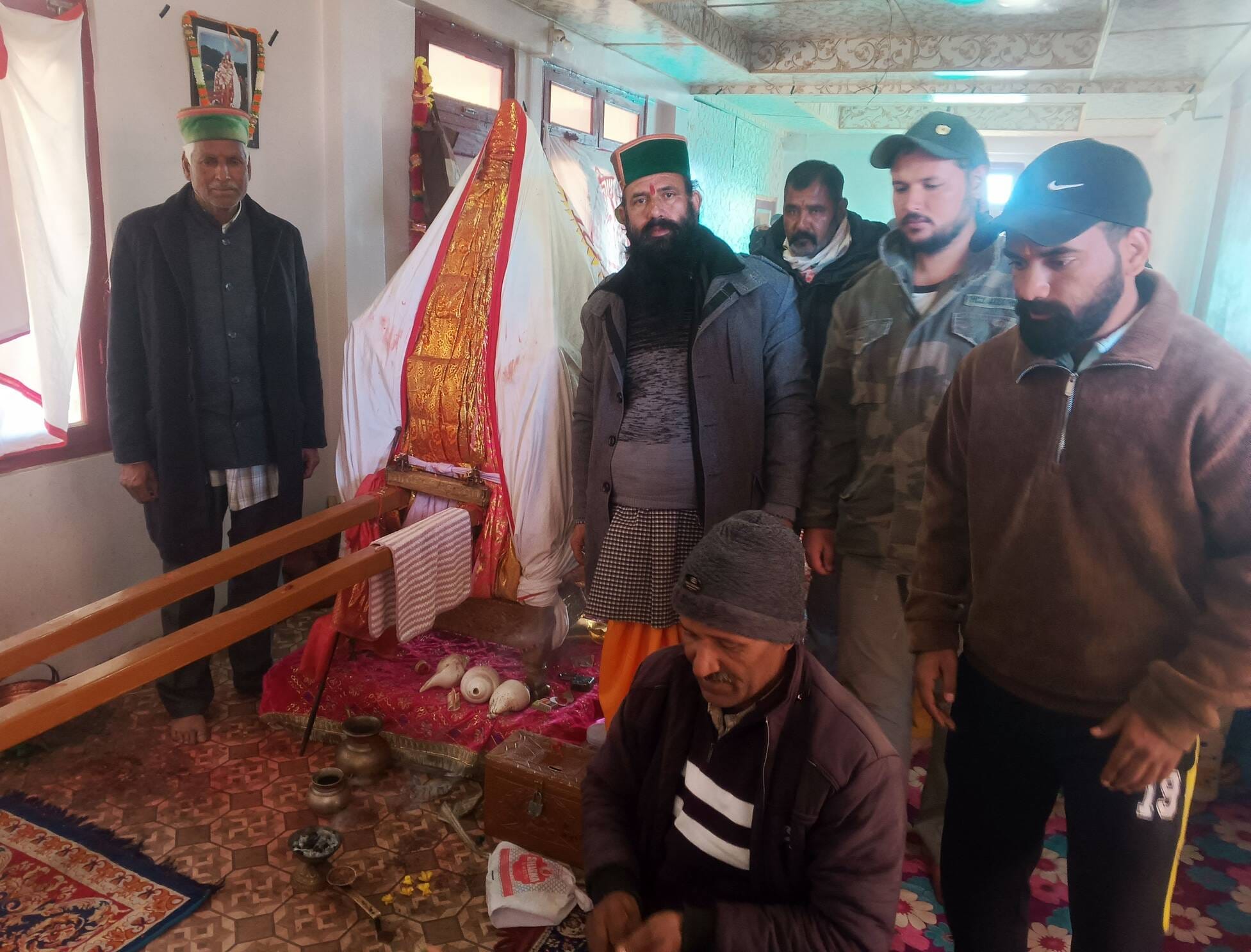 स्वर्ग प्रवास से लौटने के बाद देवता पलथान देलठ के आशीर्वाद को मंदिर में पहुंचे ग्रामीण। संवाद