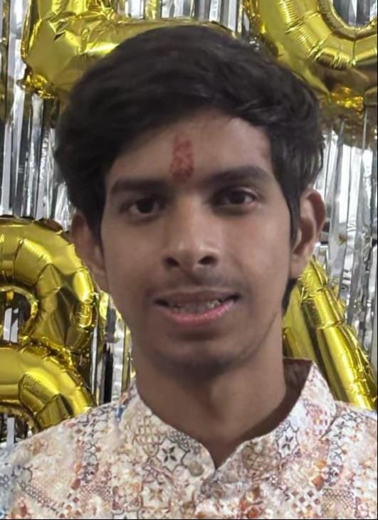 शाकंभरी देवी-सुंदरपुर मार्ग पर सड़क पर बैठ कर जाम लगाते मृतक छात्र के परिजन। श्रोत ग्रामीण