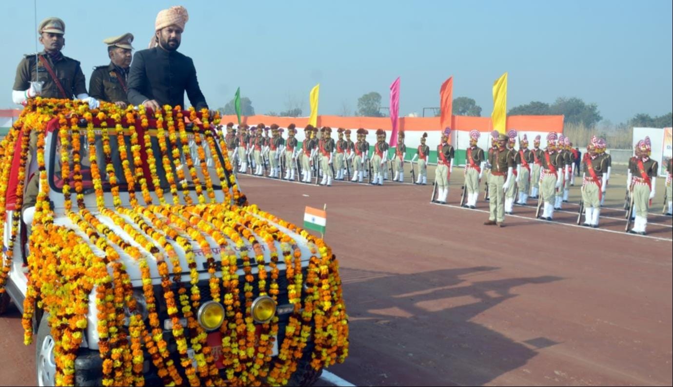 शामली में गणतंत्र दिवस पर कलक्ट्रेट में शपथ लेते छात्र छात्राएं । संवाद