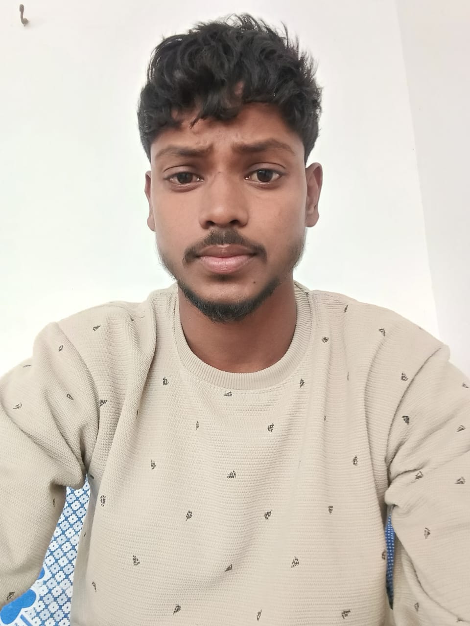 श्रीगंज गांव में मृतक विकास बिंद के रोते बिलखते परिजन। संवाद