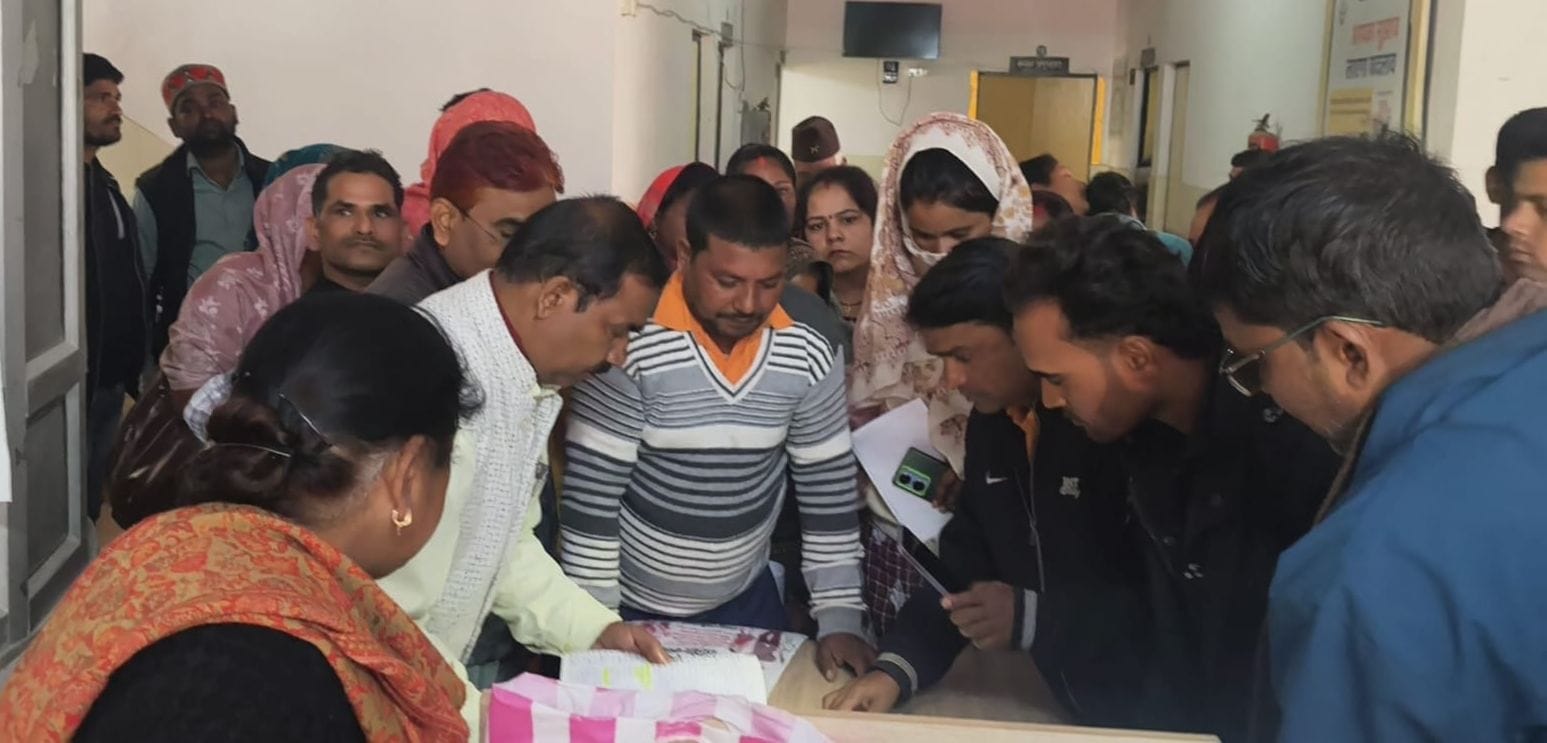 तहसील पहुंचे मतदाता। तहसील पहुंचे मतदाता।