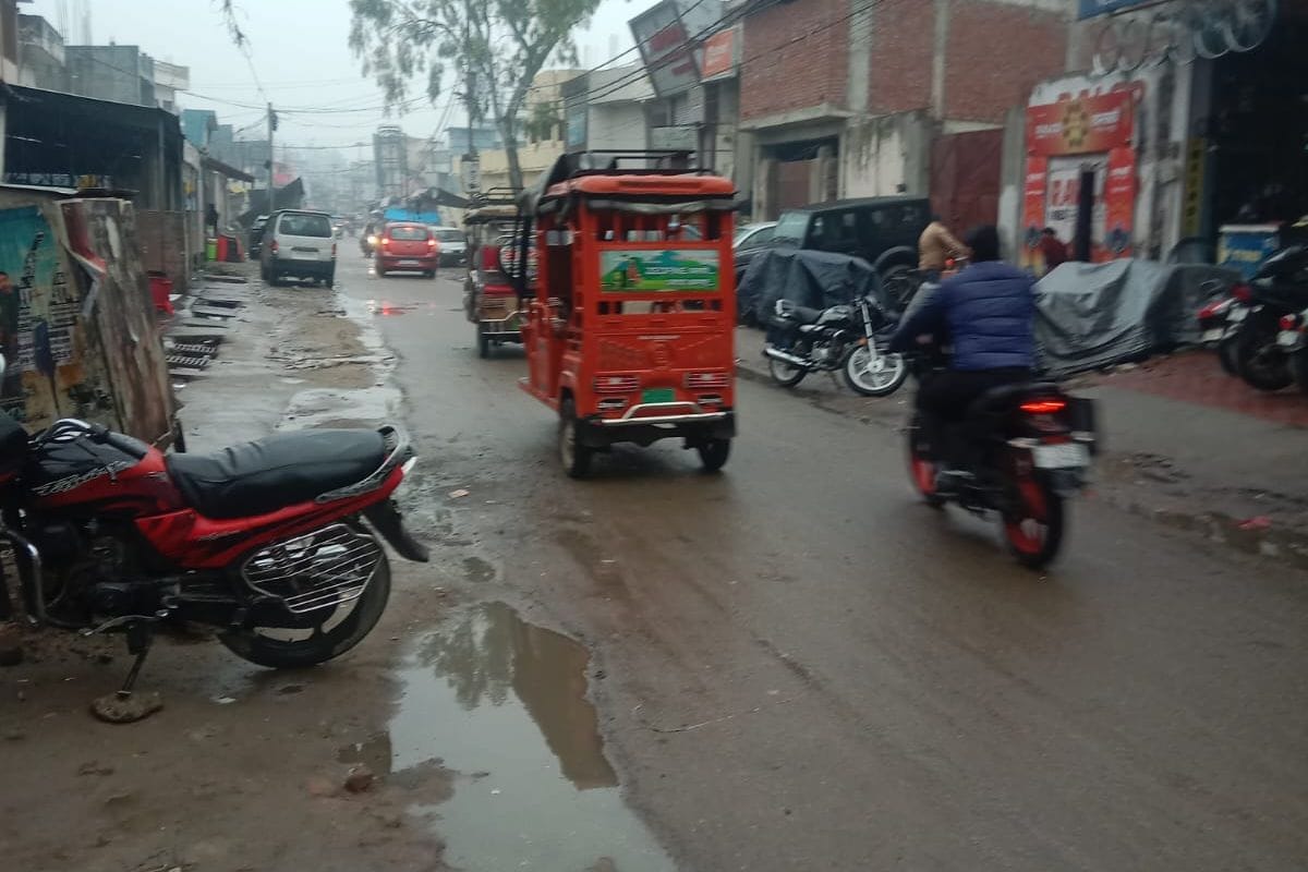 दोपहर के समय सोलर पैनल पर गिरी बारिश की बूंद। संवाद