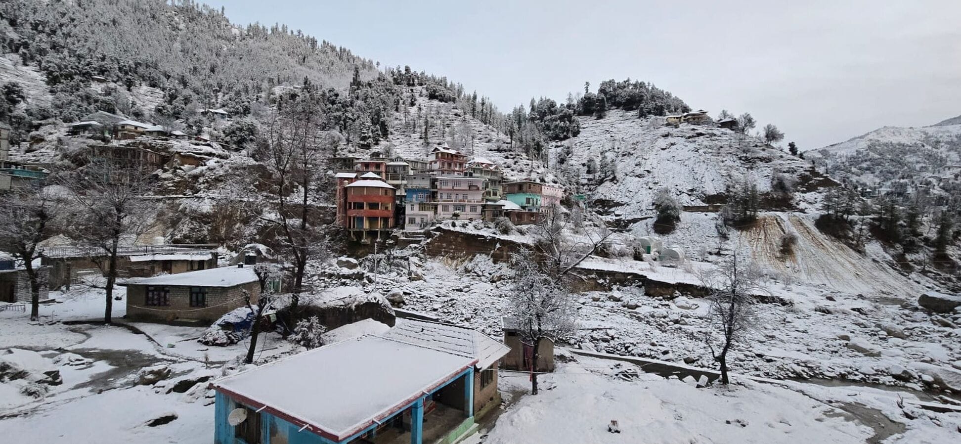 दूसरी बर्फबारी के बाद मंडी जिले की सुप्रसिद्ध पर्यटन नगरी जंजैहली। स्रोत: जागरूक पाठक