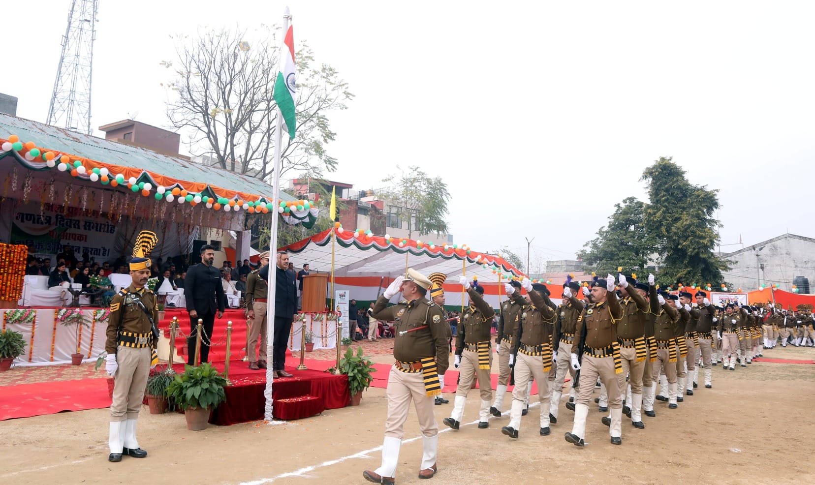 ऊना में गणतंत्र दिवस दिवस के मौका पर बच्चों से रेडक्रास कूपन पर्ची निकलवाते हुए मंत्री।स्रोत व ऊना में गणतंत्र दिवस दिवस के मौका पर बच्चों से रेडक्रास कूपन पर्ची निकलवाते हुए मंत्री।स्रोत व