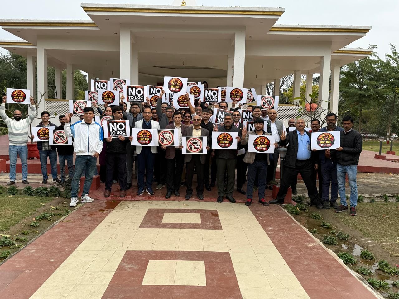 यूजीसी के नए बिल के विरोध केजीएमयू में प्रदर्शन