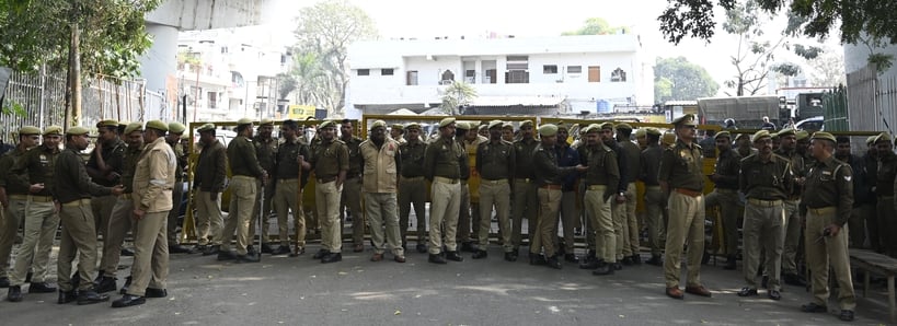 यूजीसी की नई गाइडलाइन के विरोध में लखनऊ विश्वविद्यालय के गेट पर प्रदर्शन करते छात्र। 