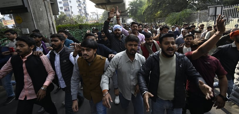 यूजीसी की नई गाइडलाइन के विरोध में लखनऊ विश्वविद्यालय के गेट पर प्रदर्शन करते छात्र। 